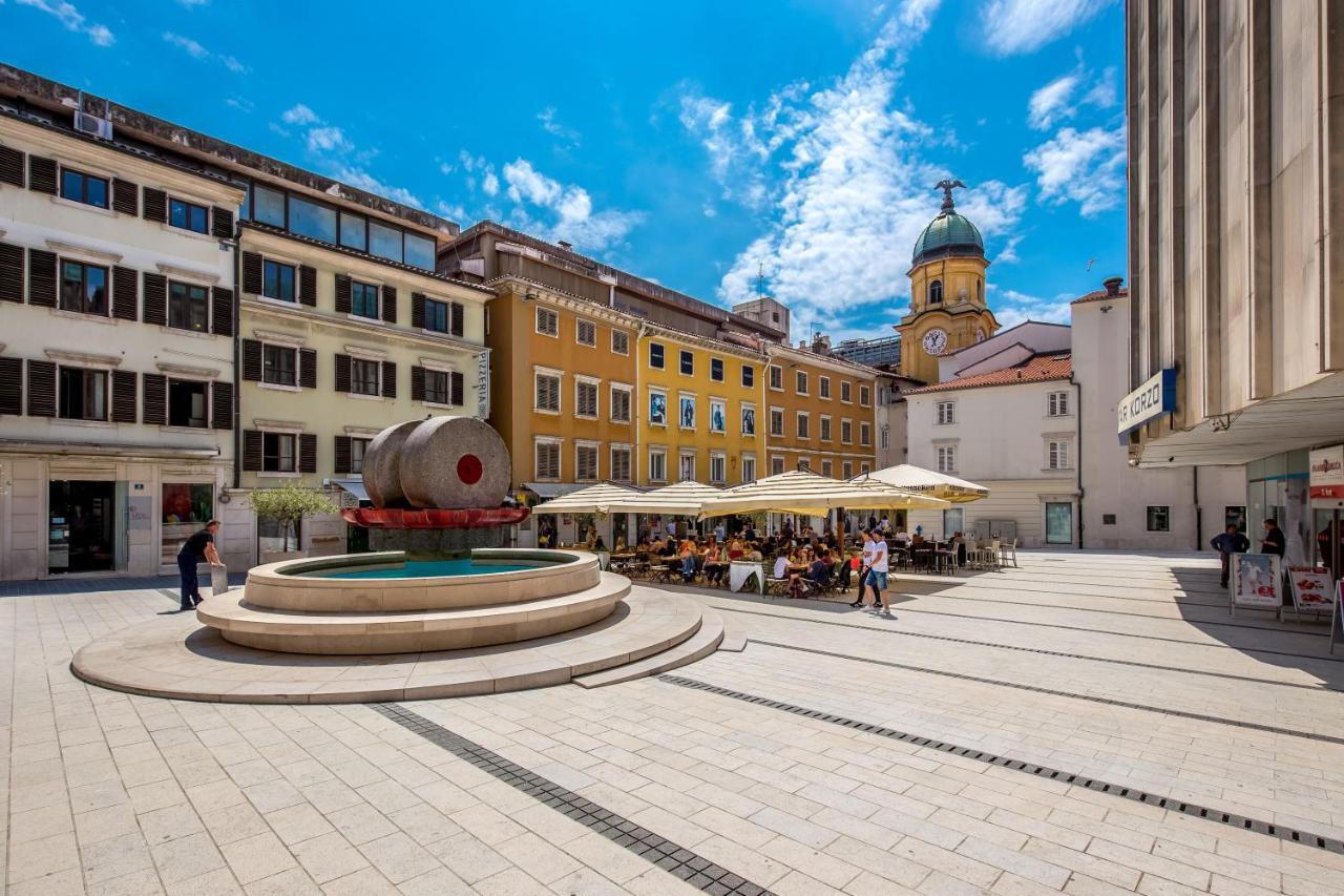Guest house Deluxe Ploech 4*